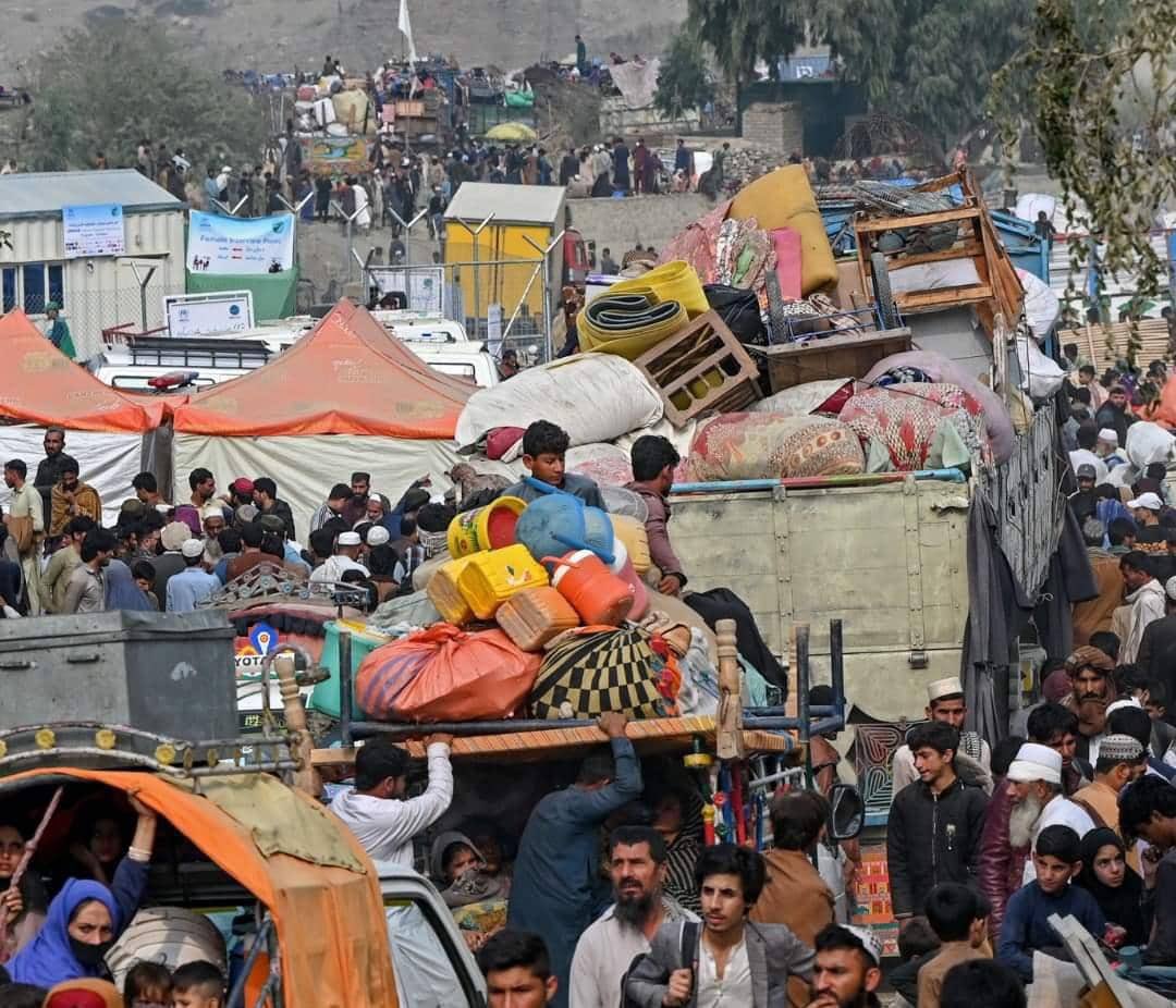 Atta_wesa's tweet photo. Afghan refugees find themselves in a predicament grappling with forms of oppression. Firstly they are subjected to deportations. Secondly, their ability to sustain their livelihoods is curtailed. Thirdly there are challenges, in providing education and legal documentation for their children. Moreover, they face the reality of housing within Afghanistan. Additionally, reports indicate that their personal finances and possessions are unjustly confiscated from them. These are a few of the pressing issues at hand. We earnestly call upon the United Nations and the international community to give these matters the attention they deserve.
#AfghanRefugees
@UNHumanRights @UNHCRAfg @Refugees @UN
