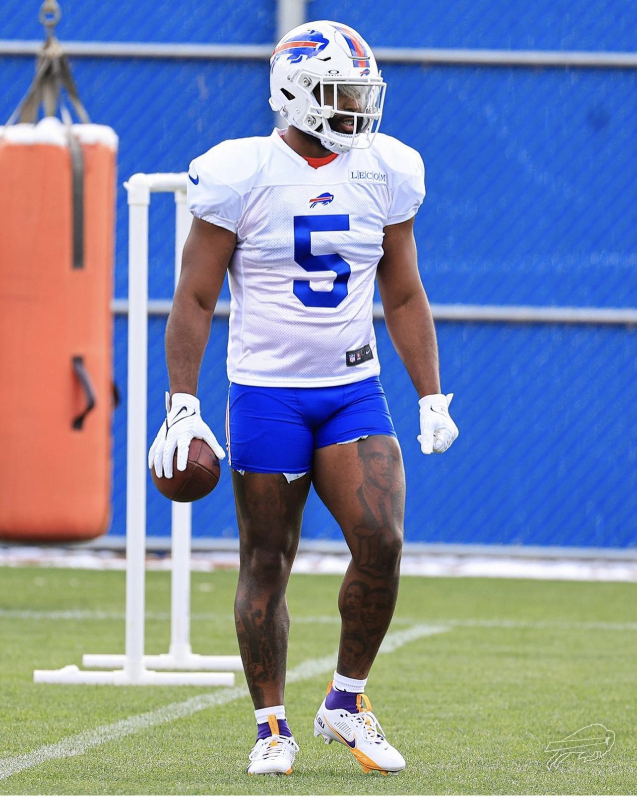 Sportskeeda Pro Football on X: "Leonard Fournette looking POWERFUL #NFL  #LeonardFournette #Buffalo #Bills https://t.co/5HdbAkclLy" / X