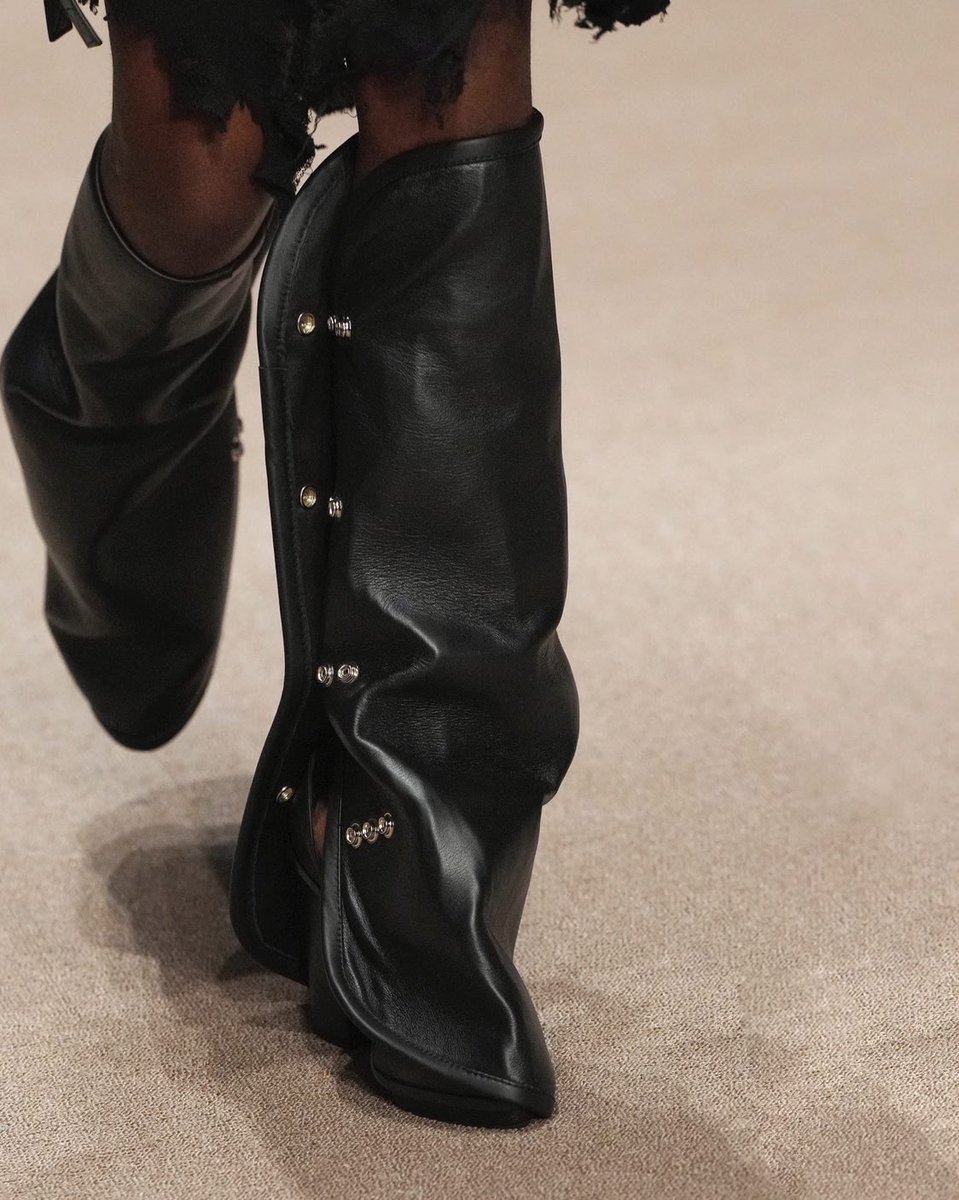 upnextdesigner's tweet photo. THESE BOOTS https://t.co/kSH7qUY5r9