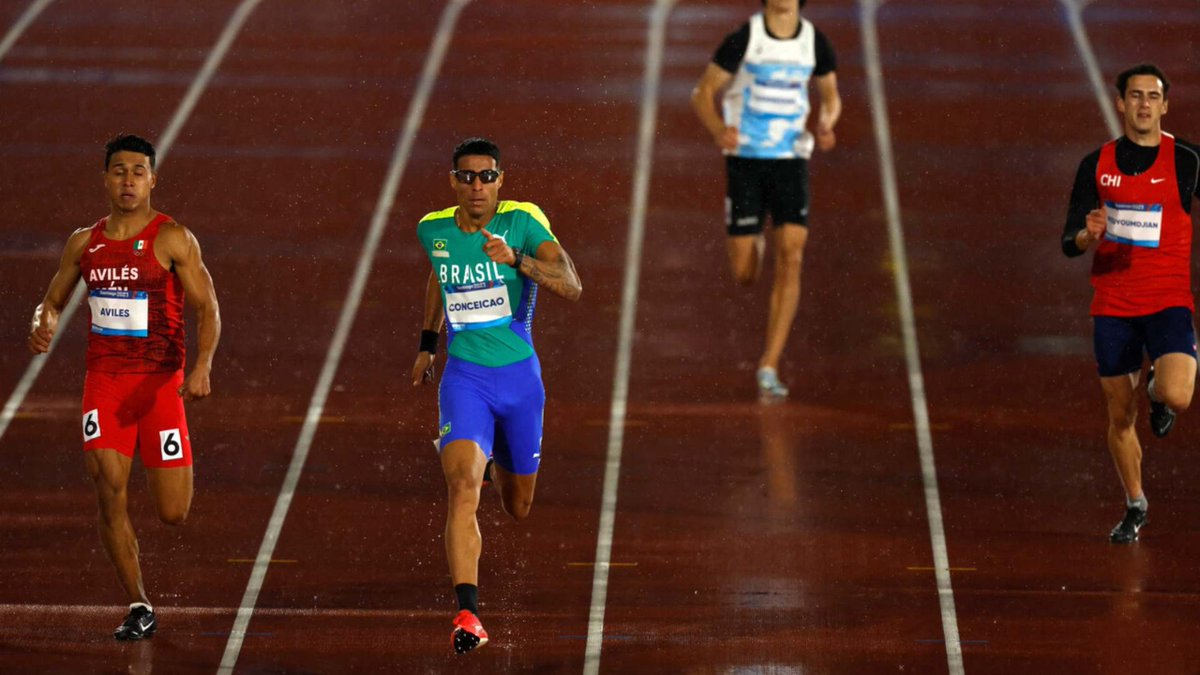 santiago2023's tweet photo. 🏃🏻 El atleta Martín Kouyoumdjian consiguió la medalla 44 para Chile en los 400 metros

✨ La descalificación del colombiano 🇨🇴 Anthony Zambrano fue clave para la alegría del nacional.

¿Más? 🍿 https://t.co/5T7M47MLzL https://t.co/VLJkacxr9f