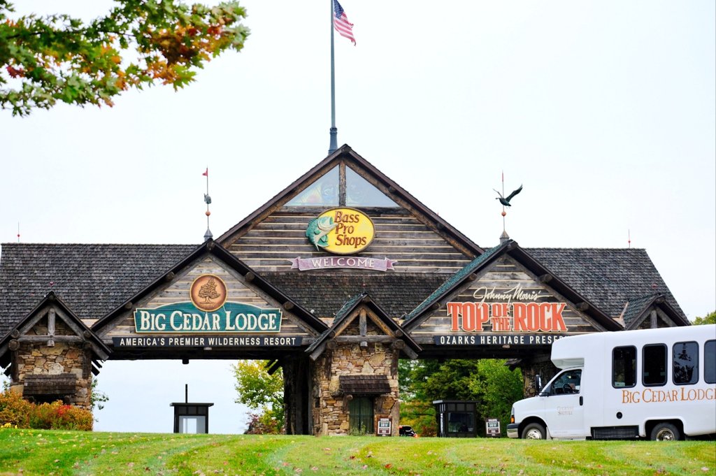 CoastingThunder's tweet photo. Last week, we were invited by the @BassProShops family to film at @BigCedarLodge  🍂📽🍁🎬🍃

The views were breathtaking, the people were gracious, and the shots were incredible. #Inspire3 #drones #Angenieux #SonyFX9 #GoProHero https://t.co/hiByhlYhgE