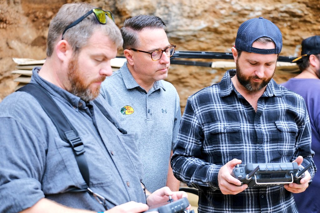CoastingThunder's tweet photo. Last week, we were invited by the @BassProShops family to film at @BigCedarLodge  🍂📽🍁🎬🍃

The views were breathtaking, the people were gracious, and the shots were incredible. #Inspire3 #drones #Angenieux #SonyFX9 #GoProHero https://t.co/hiByhlYhgE