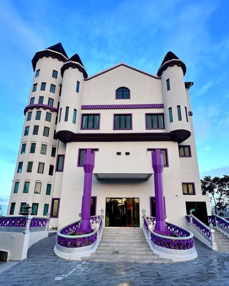 SantaiSini's tweet image. Weekend ni kalau korang bercuti dekat Cameron Highland, jangan lupa singgah hotel ni
📍 Cameron Lavendar Mansion by Play, Jalan Golden Hills 8, PT 3002, Brinchang, Pahang

Kredit - Pemburu Tiket Murah

#santaisini #hotel #hotelbaru #cameron #cameronhighland #istana