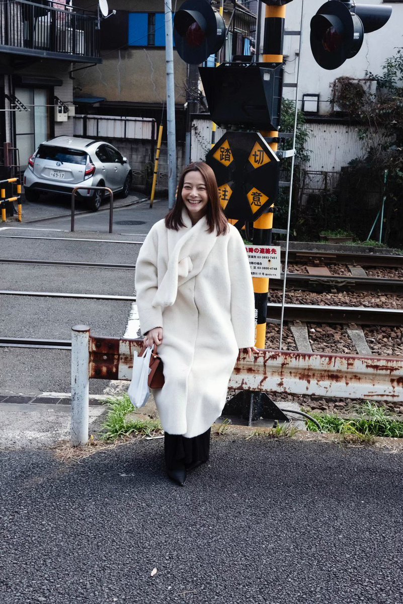 OFJE-297 Nene Yoshitaka, die nur mit dem Gesicht heraus