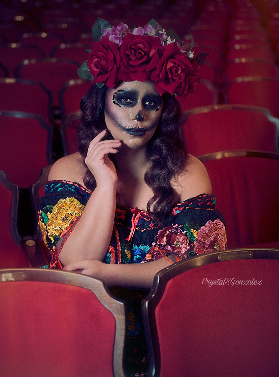 estiloygracia's tweet photo. As the Monarch, La Catrina worships, and celebrates the return of the spirits. Celebrating the journey of the souls assures the continuity of life.
🕯️🥀✨✨✨✨✨
Reyna Espino
Bridget Canela
#ClickCon
Rialto Square Theatre
#DiaDeLosMuertos https://t.co/KzYRHmpwmk