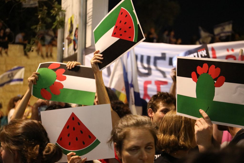 thepatriotsasia's tweet photo. "Emoji Tembikai Simbol Palestin?"

🍉

Perasan tak, gambar dibawah ni ialah gambar demonstrasi pro-Palestin di Israel yang guna simbol tembikai pada bendera Palestin.

Aik? Apa sebenarnya yang diorang nak sampaikan?

Sebenarnya ni pun salah satu sejarah &amp; budaya orang Palestin. https://t.co/srKacNXIZv