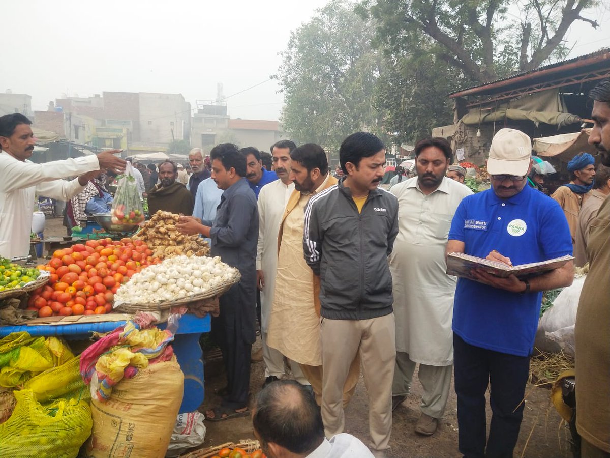 ڈپٹی کمشنر ننکانہ چوہدری محمد ارشد سبزی و فروٹ منڈی میں صفائی ستھرائی۔عملہ کی حاضری سمیت نیلامی کے عمل کا جائزہ لے رہے ہیں۔