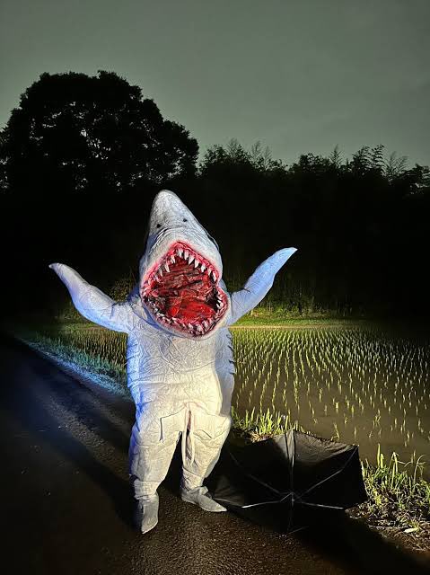 さめ様 わざわざ局部丸出しのサメ人間を劇場で観るために200人以上が数週間先