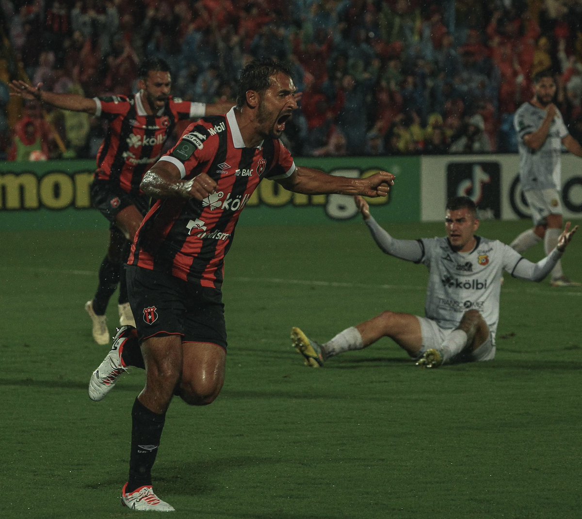 ✅ Clasificados
✅ Leo atajó un penal
✅ Heredia y Faerron eliminados
✅ Joel jugando con la pinga afuera
✅ La Liga está en la final
✅ Los 5 penales fueron muy bien cobrados
✅ A escuchar a Jafet, a Lenteja y al resto de Heredianos llorando