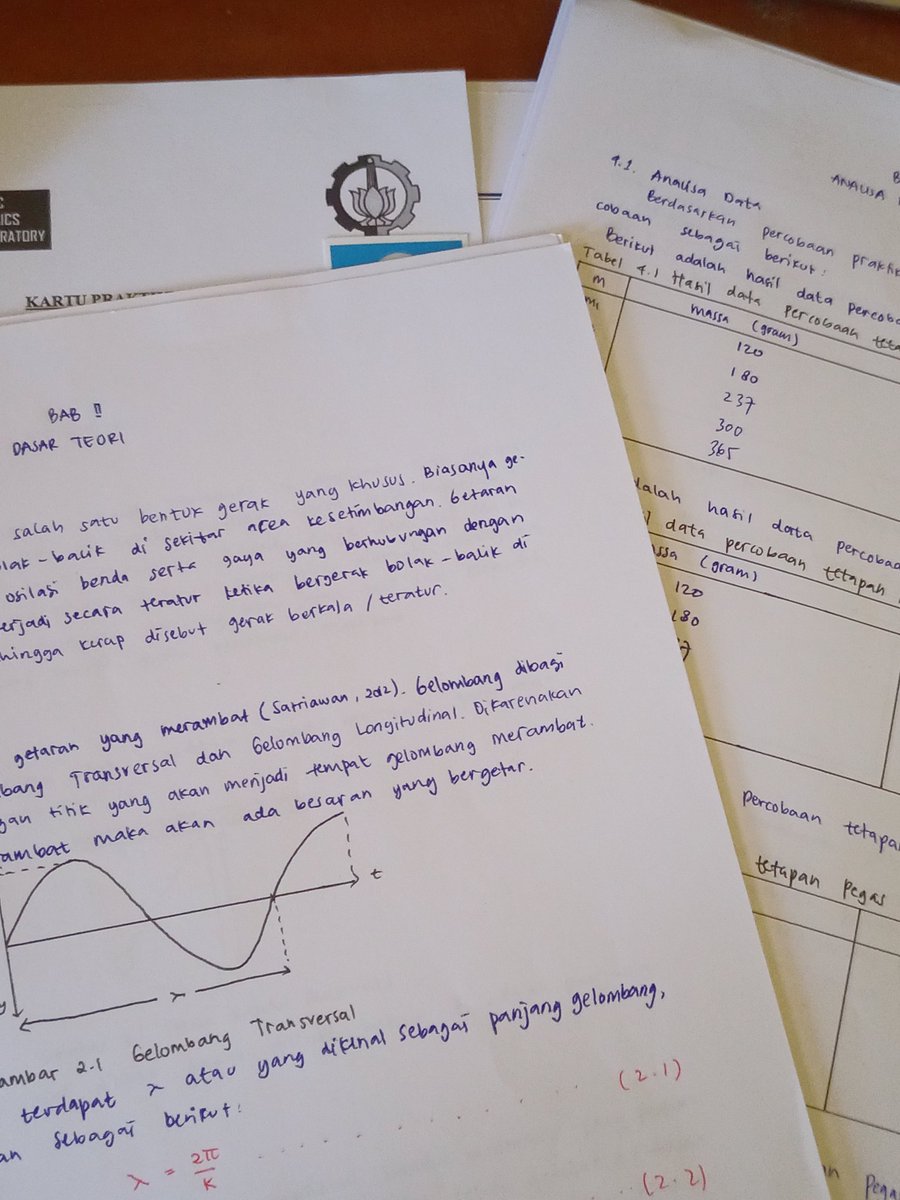 sakaimokan's tweet photo. today's work
- jurnal laporan bandul matematis ++ laporan resmi tetapan pegas

definisi ngerjain hari-h, sorenya dikumpulin. but, proud of myself! rekor bisa beresin lapres dan jurnal cuman 5 jam 😭😭 https://t.co/EYjqYXTznr