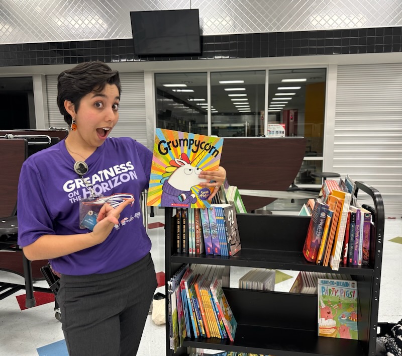 A great evening at the 'Dia de las Familias' literacy night at Eastlake High School. Thank you to our librarians and @BooksAreGems for providing us with many books to give out to those who attended the event. @Eastlake_Middle #GreatnessOnTheHorizon