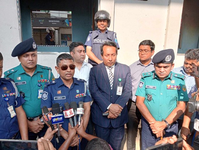 শ্রমিকদের হামলায় ক্ষতিগ্রস্থ এলাকা পরির্দশনে জিএমপি কমিশনার