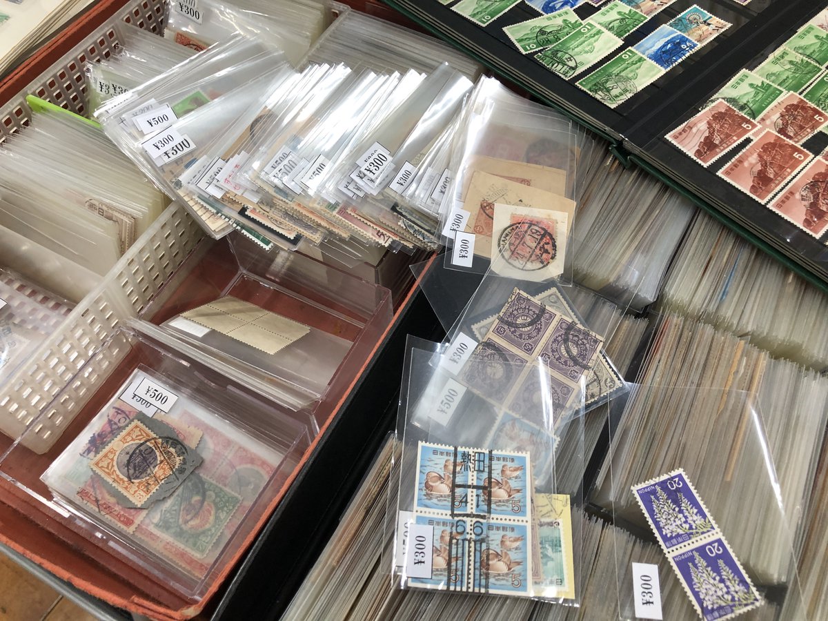 ngy_kittefurima's tweet photo. JAPEX2023でアベノスタンプブース販売品の一部です。
日本満月印はOPP袋入り、ストックリーフ入りだけじゃないです。
ストックブック入りもあるんです。
時間をかけて要チェック。
#JAPEX2023 #JAPAX #浅草 #アベノスタンプ #日本切手  #満月印 https://t.co/gP3auBL1kM
