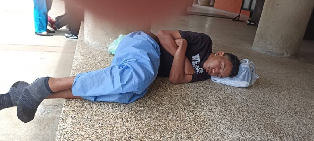 Un joven que fue traído por los Bomberos y que sufre de convulsiones, actualmente no camina , fue sacado de la emergencia del Hospital Clínico Universitario en Caracas y abandonado fuera del Hospital. Se llama Jonathan Aquino Perez,que llegue la información a sus familiares.