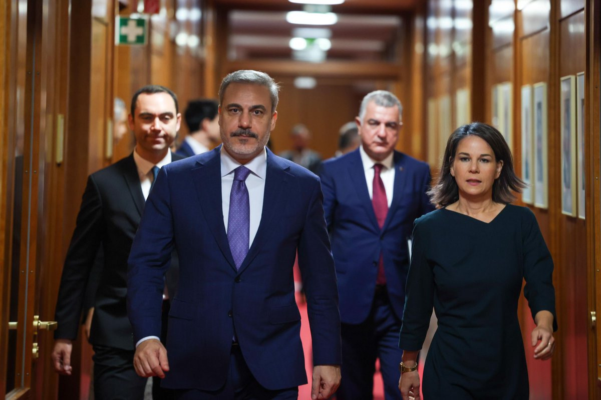 Bakanımız @HakanFidan, “AB Genişlemesi ve Reformu” konulu Dışişleri Bakanları Konferansı marjında #Berlin’de #Almanya Dışişleri Bakanı Annalena Baerbock’la görüştü.🇹🇷🇩🇪