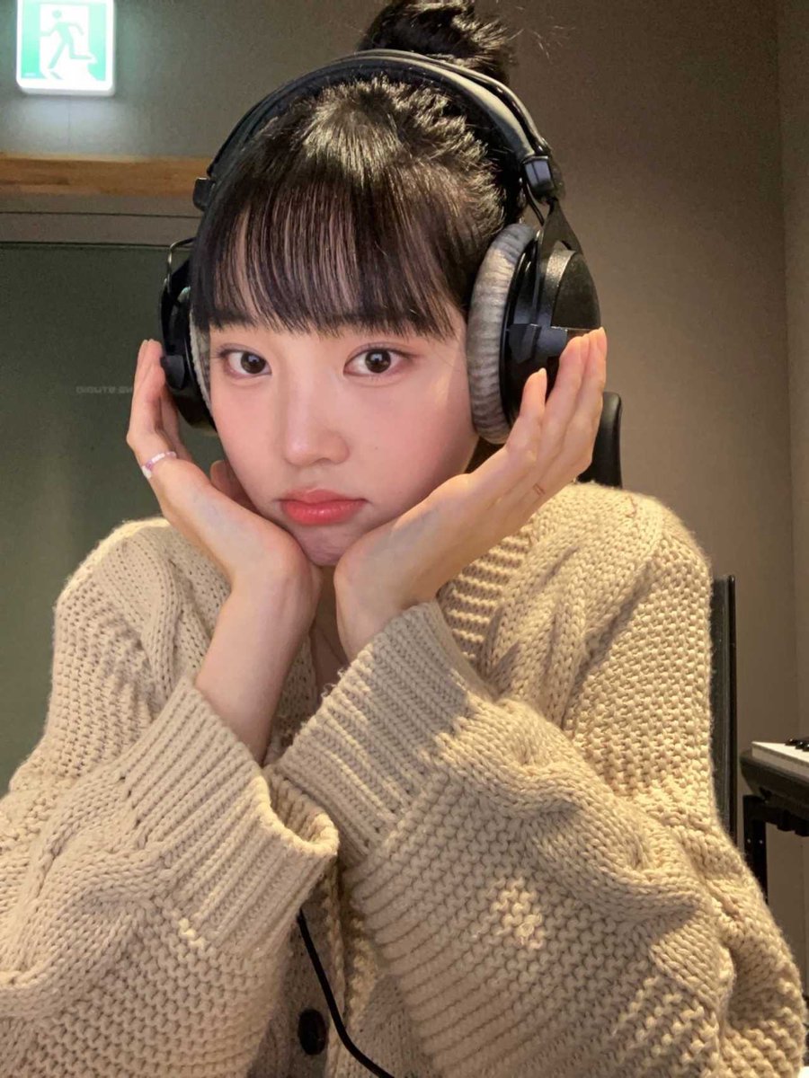 ArabYoungseo's tweet photo. @ILLIT_twt 📬 — ٢؛ نوڤمبر ٢٠٢٣ 
♡ : تحديث يونقسو في حساب ايليت عبر التويتر:
💛😻🎧😋
#YOUNGSEO #영서 #ILLIT #아일릿 https://t.co/q0NSqccytD