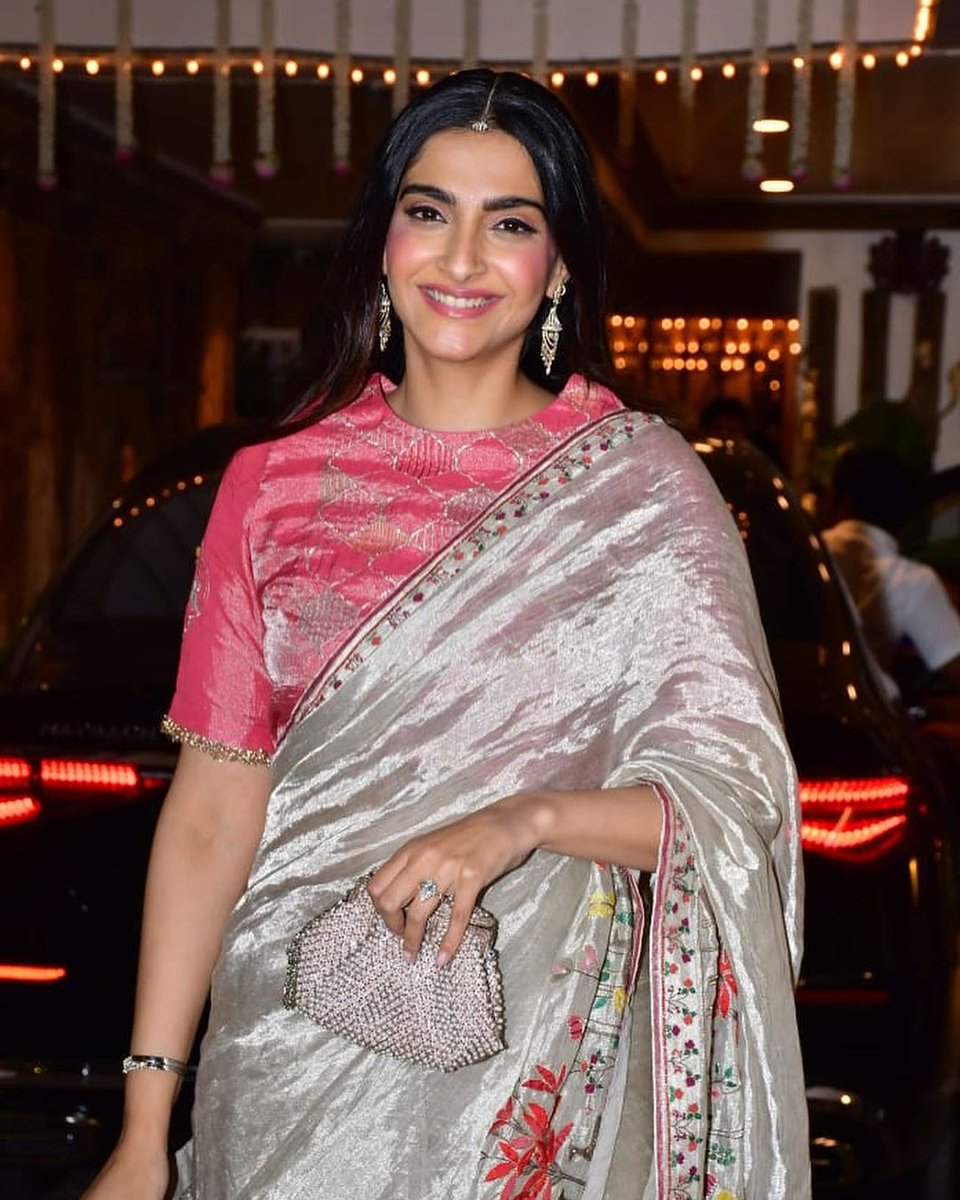 JagbaniOnline's tweet photo. ਅਦਾਕਾਰਾ ਸੋਨਮ ਕਪੂਰ ਦਾ ਸਿੰਪਲ ਤੇ ਸੋਬਰ ਅੰਦਾਜ਼, ਪਿਤਾ ਅਨਿਲ ਕਪੂਰ ਵੀ ਦਿਸੇ ਨਾਲ
 
#SonamKapoor #AnilKapoor #KarwaChauthCelebration #JuhuResidence #karwachauth #karwachauth2023 #karva #chauth https://t.co/v0q8ur860G