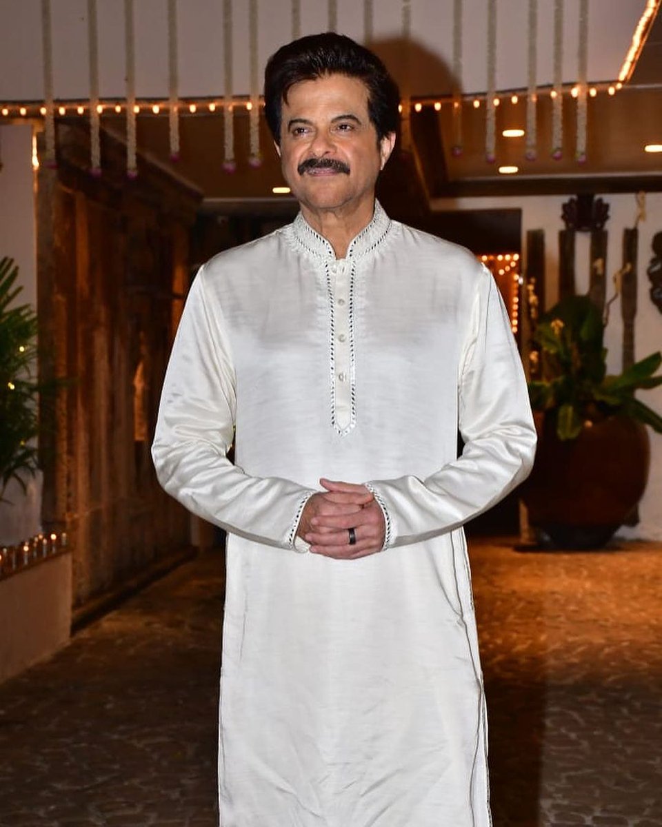 JagbaniOnline's tweet photo. ਅਦਾਕਾਰਾ ਸੋਨਮ ਕਪੂਰ ਦਾ ਸਿੰਪਲ ਤੇ ਸੋਬਰ ਅੰਦਾਜ਼, ਪਿਤਾ ਅਨਿਲ ਕਪੂਰ ਵੀ ਦਿਸੇ ਨਾਲ
 
#SonamKapoor #AnilKapoor #KarwaChauthCelebration #JuhuResidence #karwachauth #karwachauth2023 #karva #chauth https://t.co/v0q8ur860G