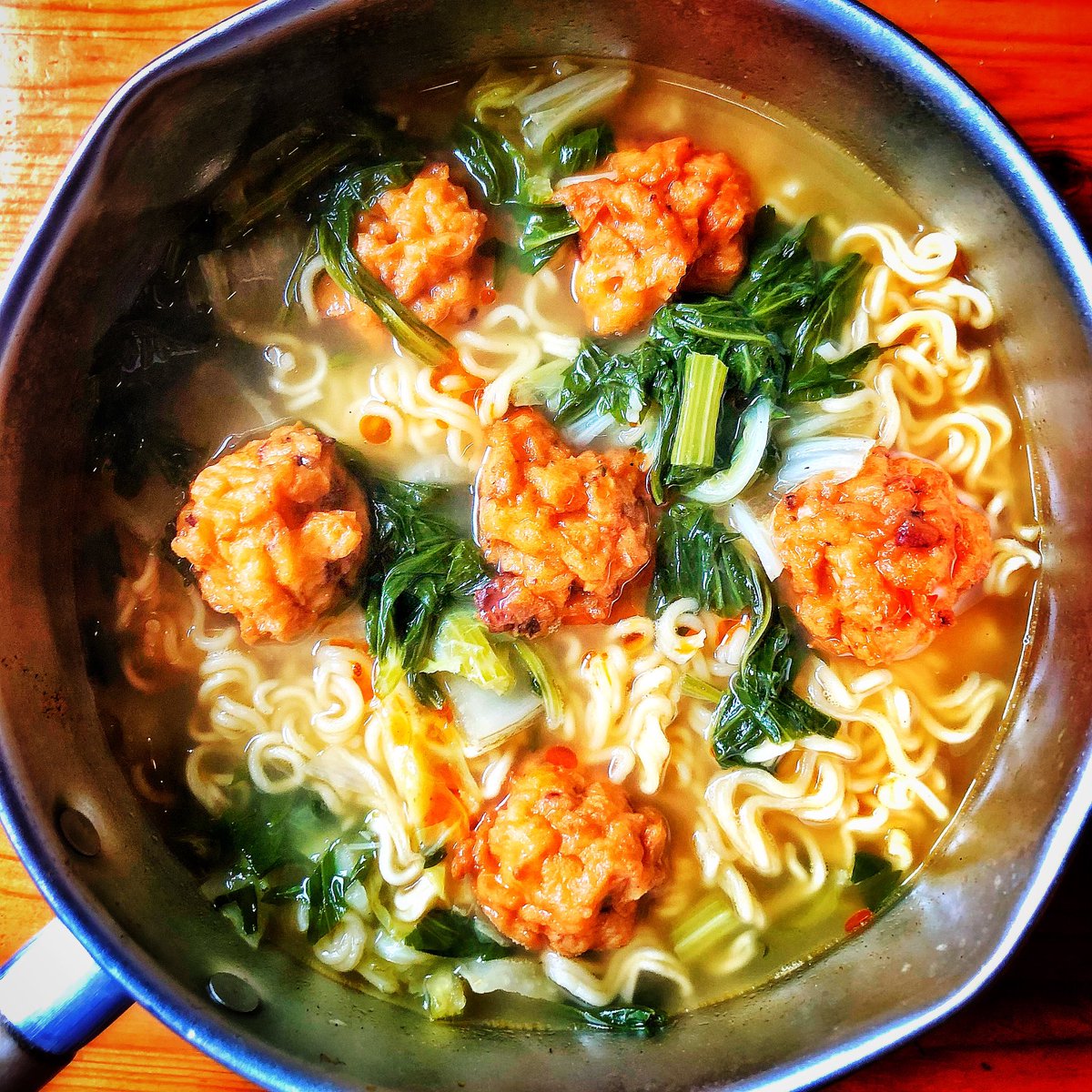 kikutaroid's tweet photo. しおらーめんぷらす
#塩ラーメン #saltramen
#袋麺 #packagedinstantnoodles #cheaparticle
・・
#セロリの葉 #celereaves
#白菜 #chinesecabbage
・・
#顆粒チキンスープ #granulechickensoup
#顆粒いりこだし #granuledriedyoungsardineflavorsoup
#一味唐辛子 #ichimi #cayennepepperpowder https://t.co/HUCqBlhkP0