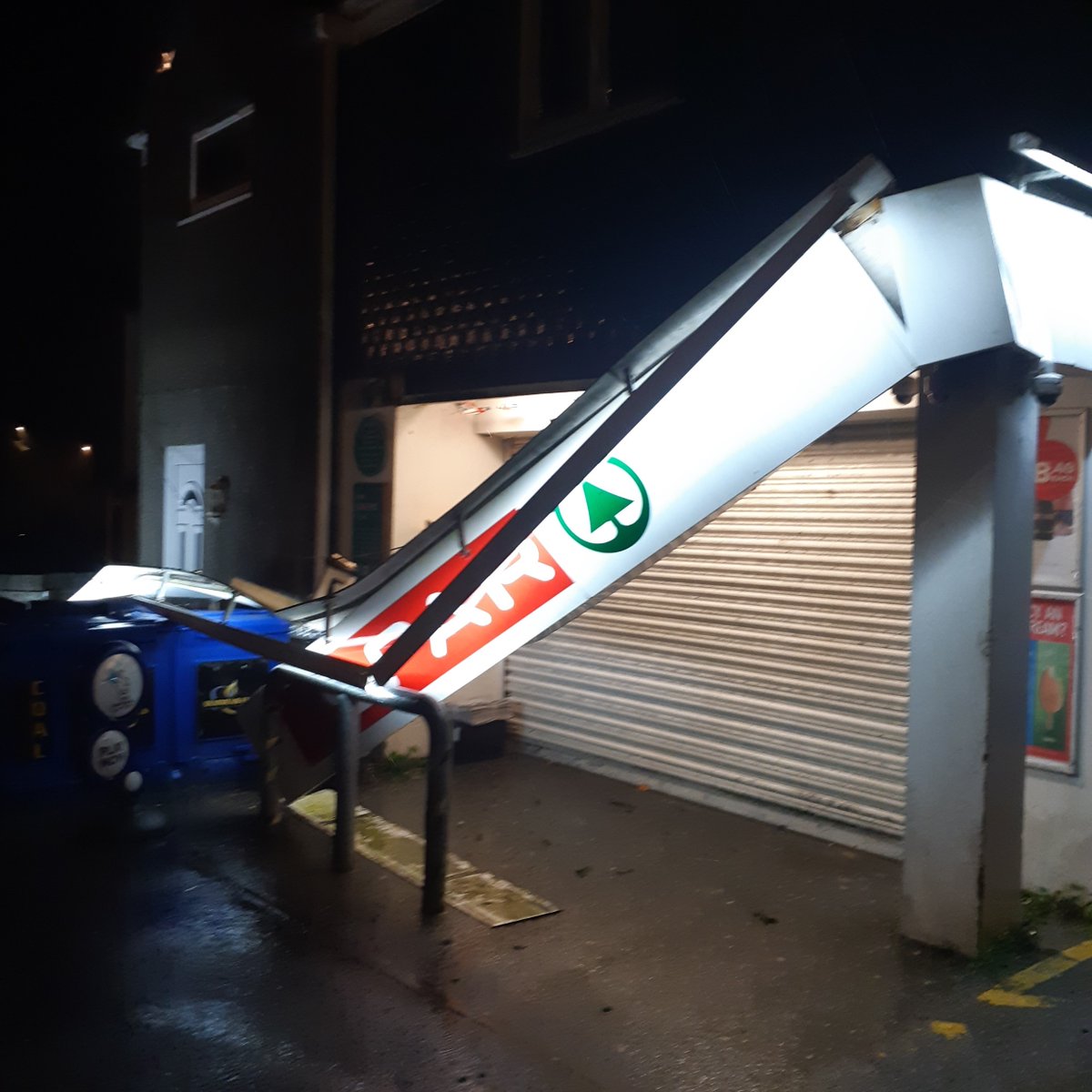 #StormCiaran made it’s way to Truro this morning… 

(Our sign's back up and we're open as usual)

 Stay safe Cornwall ❤️

#Cornwall #DashStores #Truro