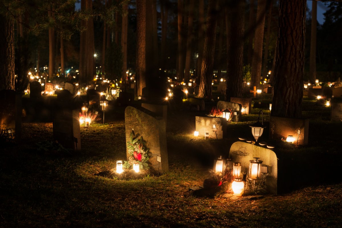 This Saturday is All Saints' Day in Sweden. 🕯️ This holiday marks the memory of those who have passed away. It falls on the Saturday between 31 October and 6 November. 📷: Jens Lindström/Johnér/imagebank.sweden.se