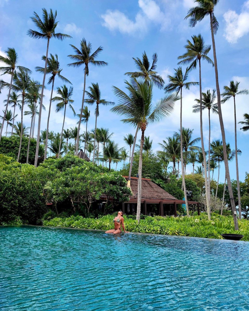 FSThailand's tweet image. Nothing beats the blissful combination of sun, sea breeze, and swaying palms by the infinity pool at the CoCoRum Bar, where every moment is postcard-worthy. #dreamwithfs through bit.ly/fskoh_offers. #fskohsamui #fstakeyourtime