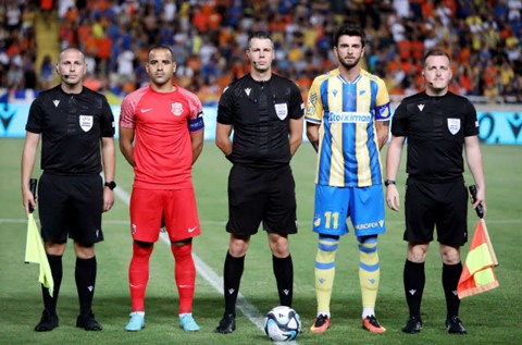 #NEWS | From the thin blue line to the football touchline… two of our colleagues have notched up their latest European appearances as assistant referees in the Europa Conference League qualifying rounds. ⚽️👮‍♂️

More information 👉 south-wales.police.uk/news/south-wal…