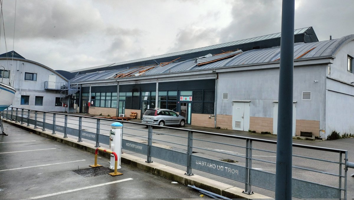 OuestFrance29's tweet photo. Dans les rues de Brest, les dégâts matériaux et végétaux commencent à s'accumuler. #StormCiaran #Brest https://t.co/9UNy96EQA0
