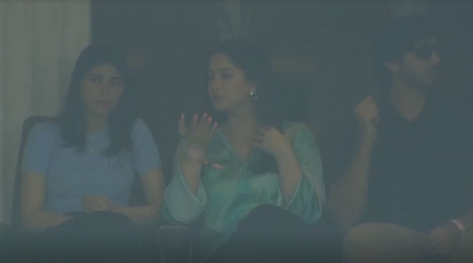FastLiveLine's tweet photo. Sarah Tendulkar spotted in the audience during #INDvsSL 🇮🇳🇱🇰🏏

#INDvSL | #SLvsIND | #SLvIND | #IndiavsSriLanka | #CWC23 | #ShubmanGill | #ViratKohli | #SarahTendulkar 📸Disney+Hotstar https://t.co/tjv6ly3F5I