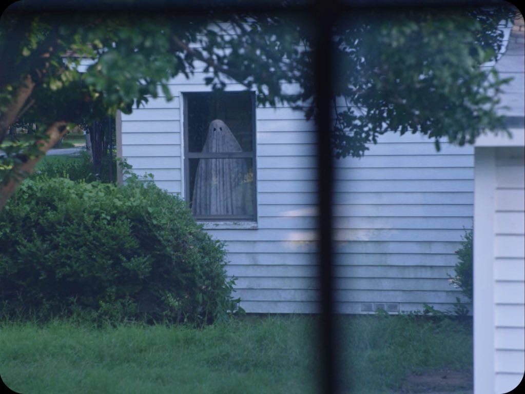 philippe_rouyer's tweet photo. Dessous chocs… «A Ghost Story» (David Lowery, 2017) est l’un des plus poignants films de fantômes car il nous fait partager la solitude de l’esprit sous le drap. Il réussit en outre à nous donner un aperçu de l’éternité, en jouant sur la grammaire du cinéma @GarconsOfficiel https://t.co/TxqsYXdmJN