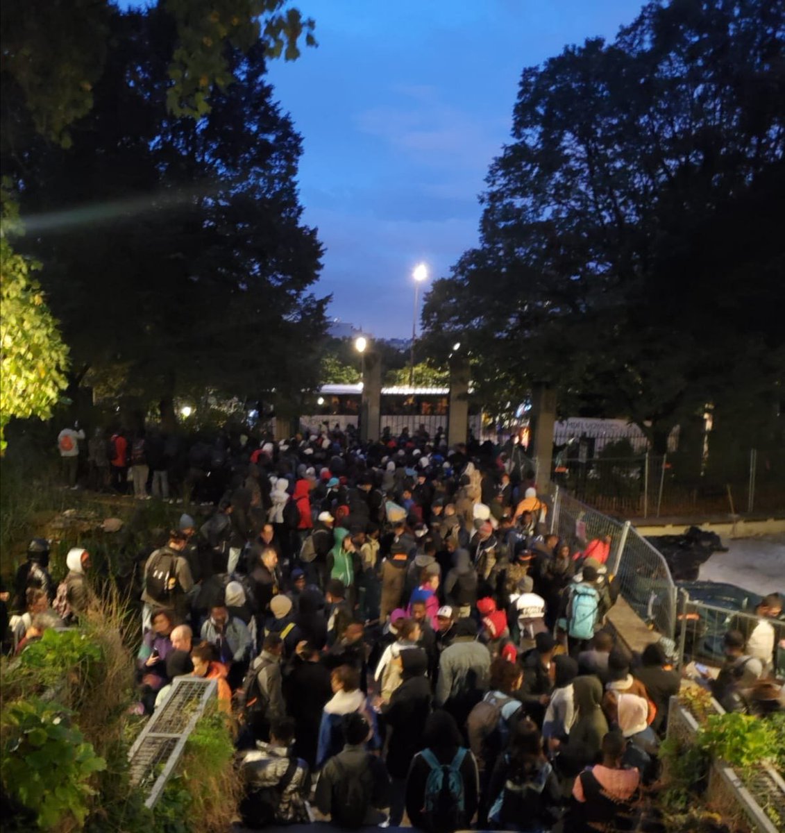 📢"À peine 10 jours après la mise à l'abri de 430 MNA qui dormaient dans le parc de Belleville depuis  plusieurs mois, une partie d'entre eux va de nouveau se retrouver dehors".

👉Mettre à l'abri
👉Remettre à la rue

🗣️A quand des solutions dignes et pérennes ? <a href="/Prefet75_IDF/">Préfecture de la région d’Île-de-France</a>