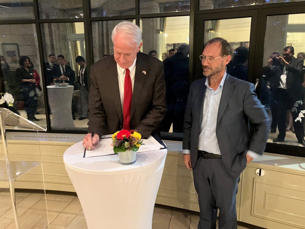 The U.S. Embassy in #Luxembourg and the @uni_lu signed a Memorandum of Understanding to launch the new U.S.-Luxembourg Leadership Exchange Award. This award supports Luxembourg’s bachelor-level students studying in the U.S. and is being funded by 🇺🇸 companies in 🇱🇺. More info:…