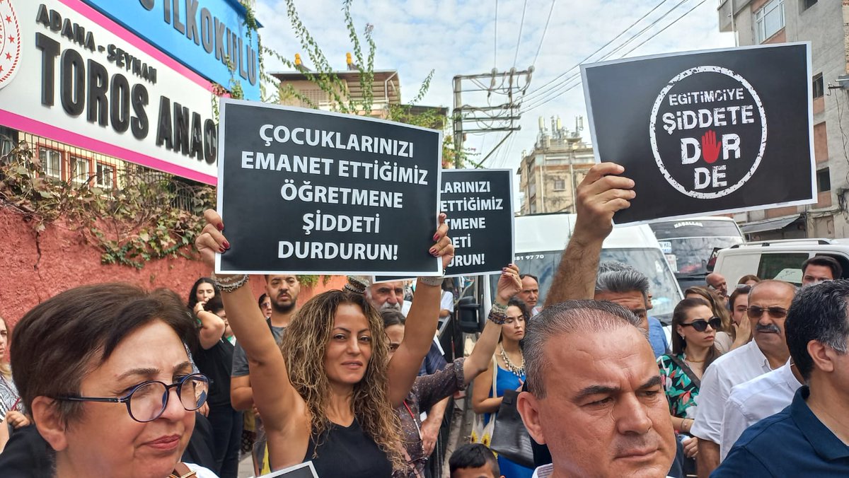 HabereGuven's tweet photo. Adana'da Toros İlkokulu Önünde Öğretmenlere Yönelik Saldırı Sendikalar Tarafından Protesto Edildi https://t.co/mzLz1gQtgo @mehmetsezer01 @SeherErgin01 @egitimsenadana @EbsAdana01 @adanaegitimis01
@HurSen01 @ergun_ayyildiz @mutlugul01 #ÖğretmeneŞiddeteHayır #ŞiddetiDurdurun https://t.co/RqiSF7z9gP