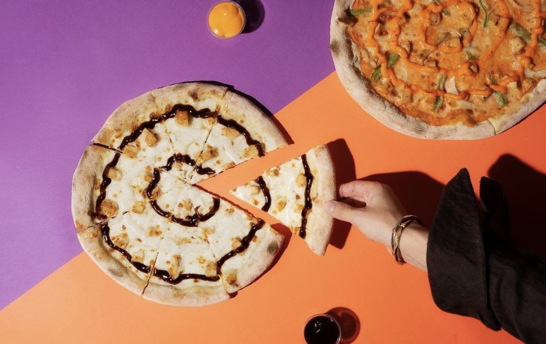 Sipizza_ksa's tweet photo. ودكم تتغدون من بيتزا سي؟ 
الطلب صار يبدا من توصيل صفــ ريال ـــر😍
من خلال تطبيق ذا شفز 💜
وفوقها هذا الكود خصم (A15) يخصم من اجمالي الفاتورة ✨✨
دلع اكثر من كذا مافي 😍😍 https://t.co/h6fuW19DMy