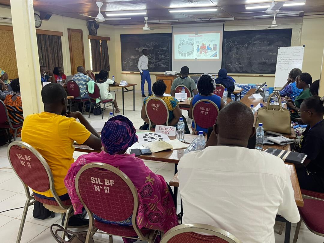 oxfamauburkina's tweet photo. Oxfam renforce les capacités de 15 organisations de défense des droits des femmes en mobilisation de ressources et en droit des femmes.
#VLF
#Droits_des_femmes
#leadership
#Ambassade_du_Canada_au_Burkina_Faso_et_au_Benin
#AMC https://t.co/eb9vyqU739