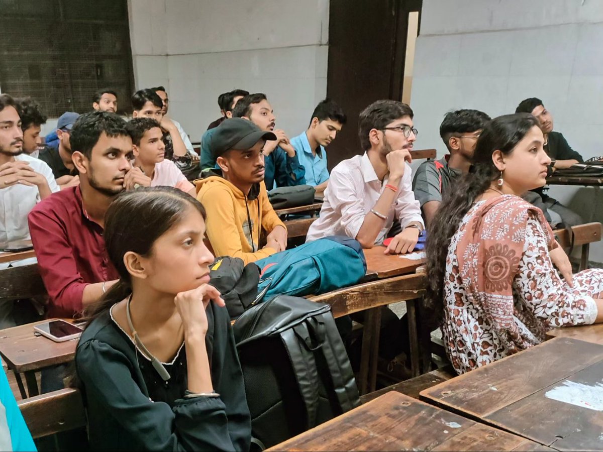 nsszhdce's tweet photo. NSS unit of Zakir Husain Delhi College (Evening) organised a discussion session under the aegis of Cyber Jagrookta Diwas on 01 November 2023 in the college campus. Different dimensions and importance of Cyber Crime Awareness were discussed. https://t.co/cJPDSnzPkU