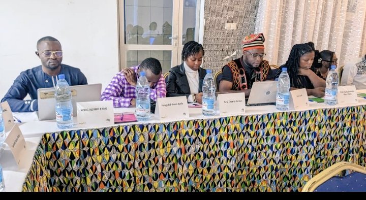 pezongho1's tweet photo. It's day one of the  two days bootcamp organized  by @civic_watch  and @defyhatenow with the aim of re-enforcing the capacities of 30 youth leaders of the SW and NW to raise awareness on the dangers of hate speech and violence online and offline. https://t.co/R0rRUoTRwb