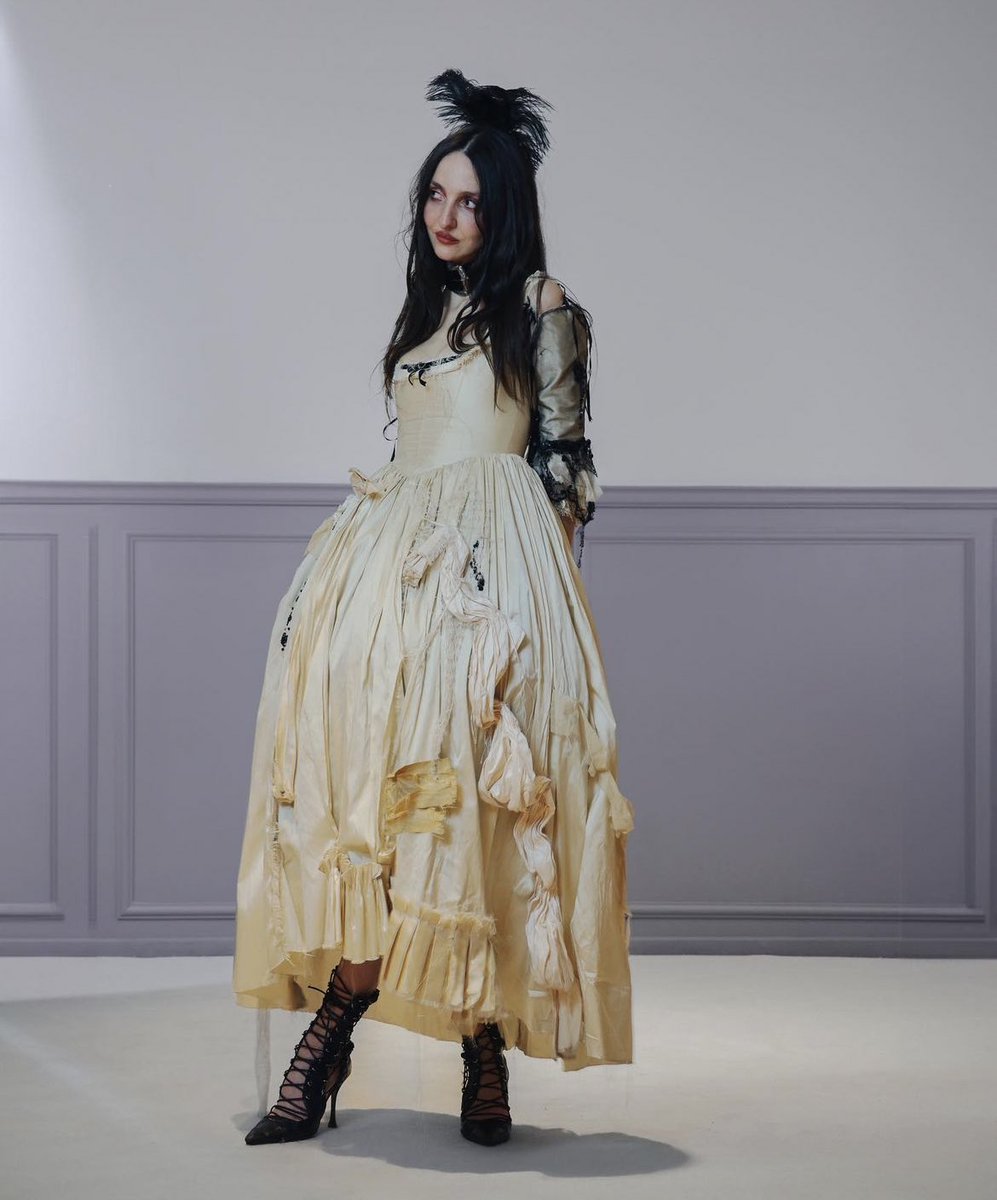 churchofysl's tweet photo. dilara findikoglu hosted a “dark versailles” themed halloween ball and as expected the guests looked incredible 🎭 https://t.co/HF61WDKKIu