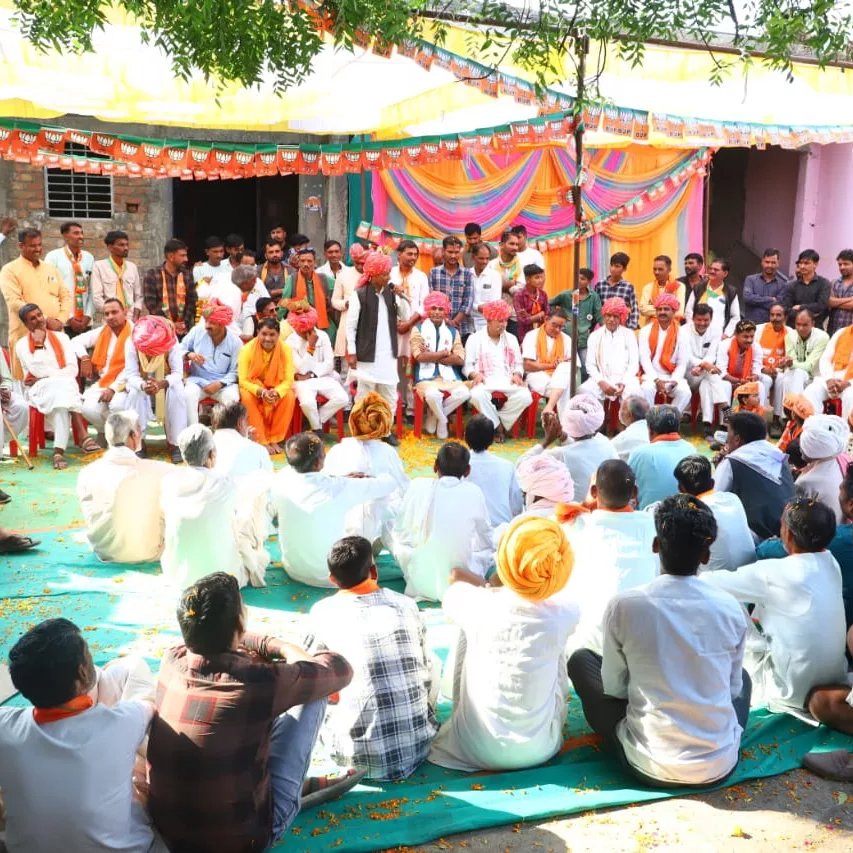 Dangihajarilal's tweet photo. आज ग्राम कोडक्या,कवलसीखेड़ा,काछीखेड़ा और नयागांव(रामगंज) में जनसंपर्क करने के दौरान लोगो ने माला पहना करके मेरा स्वागत किया। उसके बाद मैंने भाजपा के पक्ष में मतदान हेतु सभी से करबद्ध प्रार्थना की।
🙏
#पूरा_खिलचीपुर_भाजपामय
#khilchipur
#Vote4MP
#Vote4BJP https://t.co/a9WxwyFlUT
