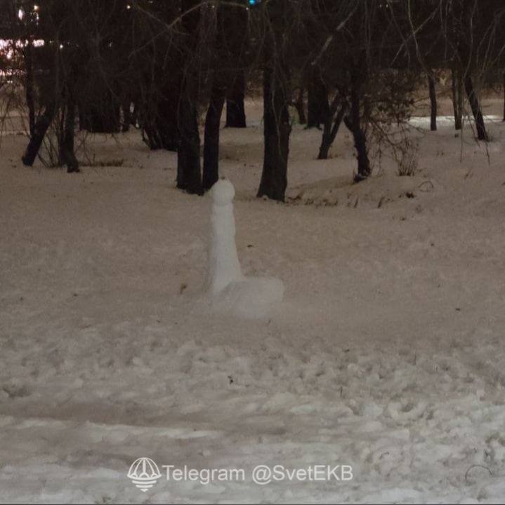oldLentach's tweet photo. Члены из снега стали массово лепить в Екатеринбурге, пишет телеграм-канал «Свет»

Ранее коммунальщики с помощью трактора снесли огромный снежный член около УрФУ в центре города.

Происходит консолидация гражданского общества https://t.co/SHgyy6IsPC