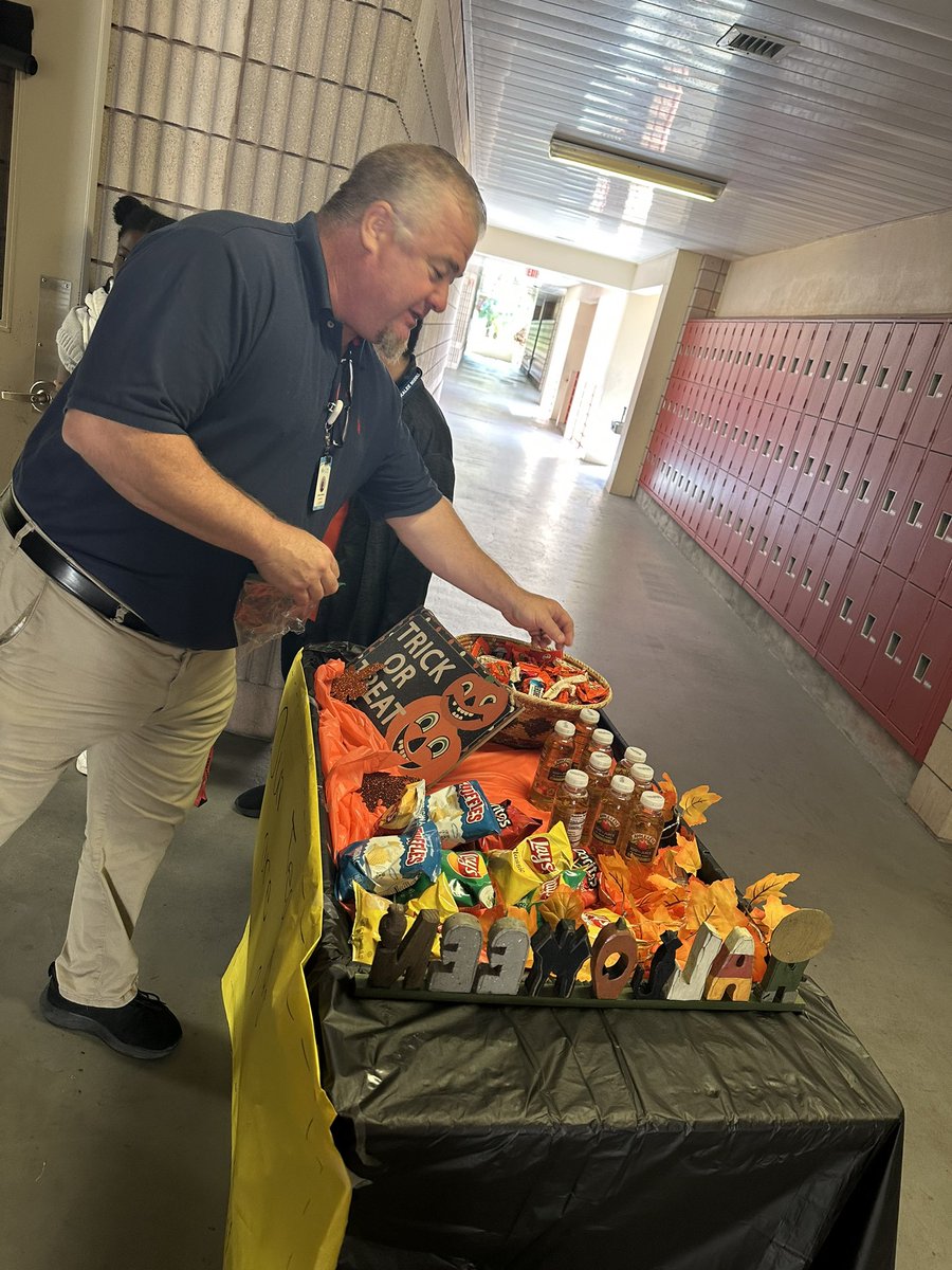 The Leadership Events Team enjoyed passing out treats on the Treat Cart! <a href="/IMS_Indians/">Immokalee Middle</a> <a href="/JensenTeaches/">Stephen Jensen</a> 🍭 👻