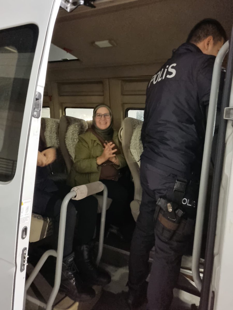 ramazankun_'s tweet photo. Yenileceksiniz...
Zulmünüz elbet bitecek ve elbet hesabını vereceksiniz...
O zaman "adalet adalet" diye kendinizi paralayacaksınız...
Umarım o gün sesinizi duyanlar olur...
Ve en âdil biçimde suçlarınızın hesabını verirsiniz...
#HüdaKaya https://t.co/nPhtyRcF5d