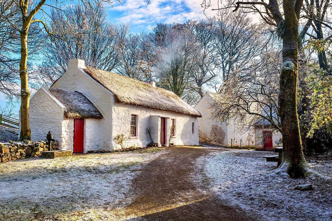 It's our dream to spend a wintry day tucked up inside this cosy cottage with a roaring fire 🥰 What about you?

🚗 1hr 30mins west of Belfast

📍Ulster American Folk Park, County Tyrone

📸 instagram.com/liammcclean54/