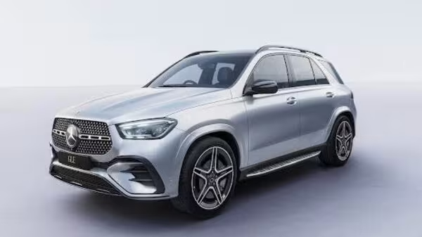 HTAutotweets's tweet image. IN PICS | 2023 #MercedesBenzGLE touches down in India. Here are key highlights

.@MercedesBenzInd has updated its GLE SUV and driven the model into the Indian market at a starting price of Rs 96.4 for GLE 300d. The GLE 450 is priced at Rs 1.1 crore while the top-end GLE 450d is