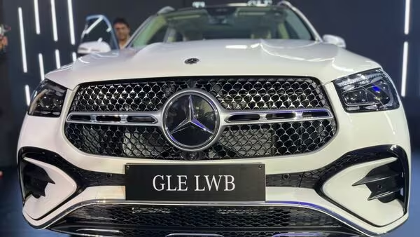 HTAutotweets's tweet image. IN PICS | 2023 #MercedesBenzGLE touches down in India. Here are key highlights

.@MercedesBenzInd has updated its GLE SUV and driven the model into the Indian market at a starting price of Rs 96.4 for GLE 300d. The GLE 450 is priced at Rs 1.1 crore while the top-end GLE 450d is