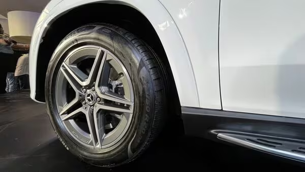 HTAutotweets's tweet image. IN PICS | 2023 #MercedesBenzGLE touches down in India. Here are key highlights

.@MercedesBenzInd has updated its GLE SUV and driven the model into the Indian market at a starting price of Rs 96.4 for GLE 300d. The GLE 450 is priced at Rs 1.1 crore while the top-end GLE 450d is