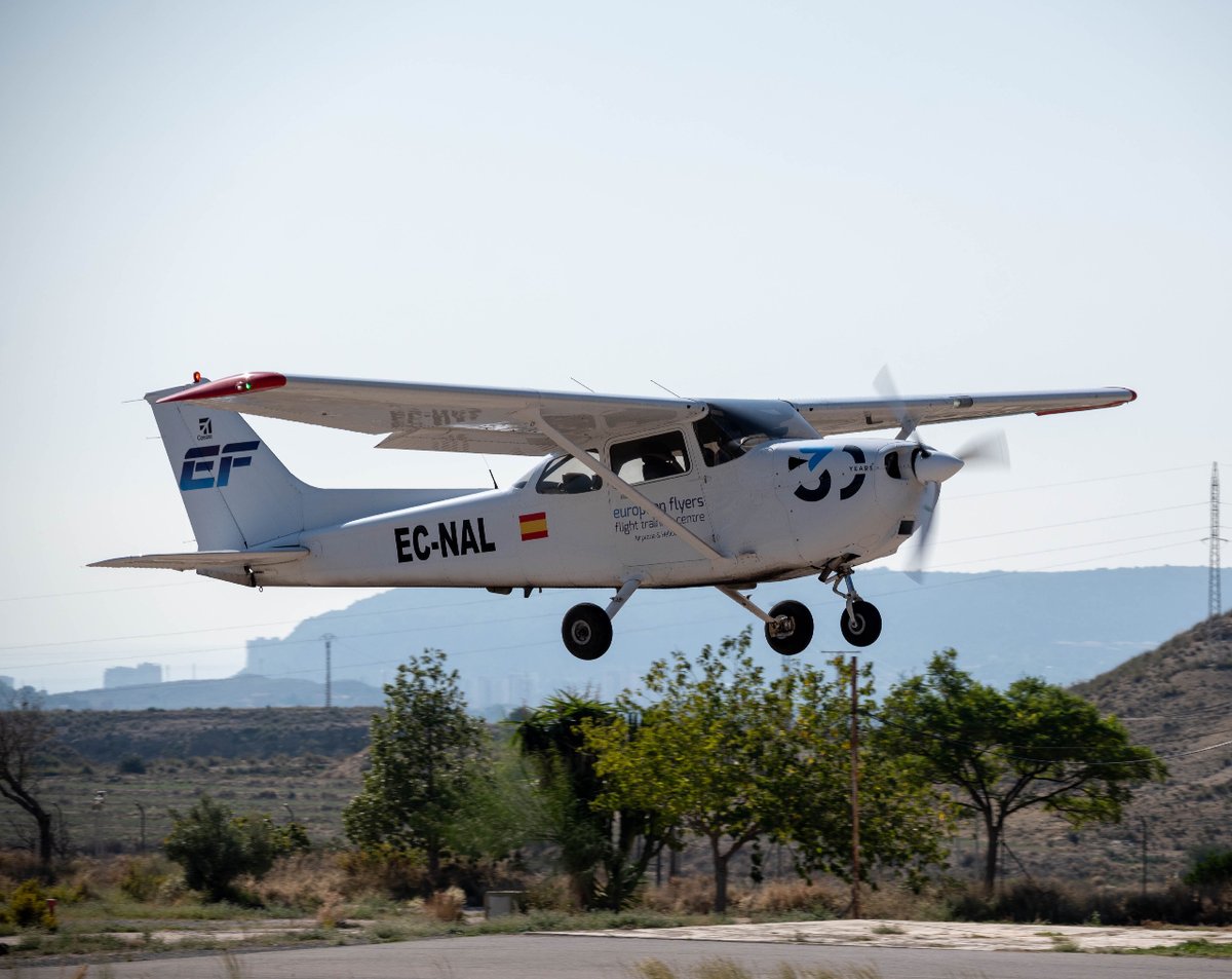 Así de contentos despegan nuestros alumnos cada día mientras sienten que están un paso más cerca de conseguir su sueño ✈️

This is how happy our students take off every day as they feel they are one step closer to achieving their dream ✈️.