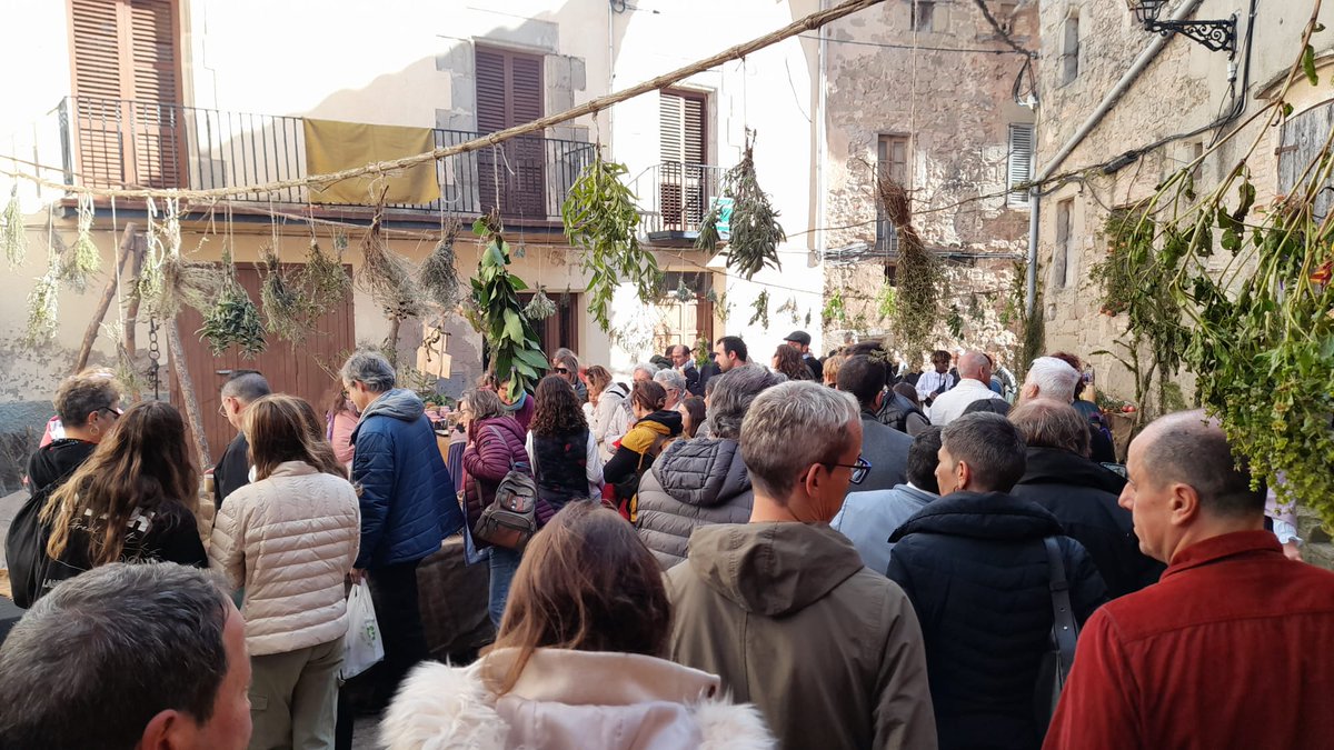 La <a href="/FiraBruixes/">Fira de les Bruixes</a> ha tornat a celebrar-se amb èxit a #SantFeliuSasserra i des del #ConsellComarcaldelBages hem estat convidats a viure un certamen que recrea la història i les tradicions d'aquest municipi.