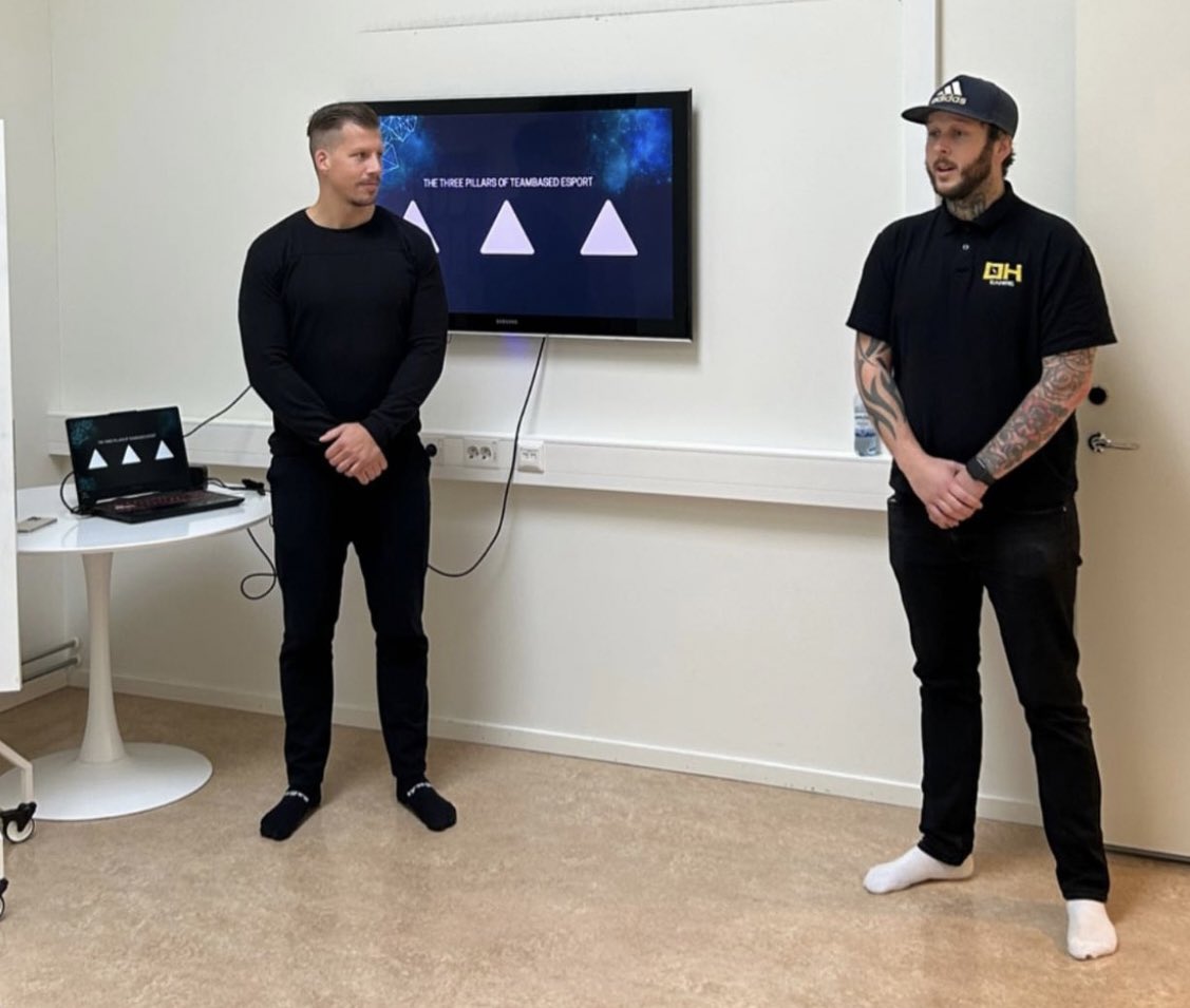 Igår var jag med Jaegarn, hos Bright Esports. - Fredrik och hans team på Area Academy gör ett otroligt viktigt jobb för svensk e-sport. Inspiration! Jag är glad att få följa med på resan och tacksam att just jag blev funktionshindrad, jag var rätt person att bli det tycker jag ✊🏼