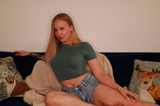 Heute schon an mich gedacht? 🥰 https://t.co/iCY5m1v4cz<a href="/tag/loveyourself"class="tags"><span>#loveyourself</span></a><a href="/tag/blondegirl"class="tags"><span>#blondegirl</span></a><a href="/tag/croptop"class="tags"><span>#croptop</span></a><a href="/tag/eyecontac"class="tags"><span>#eyecontac</span></a>